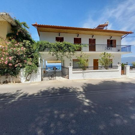 Ekie Apartment With Sea View Каламата Екстериор снимка