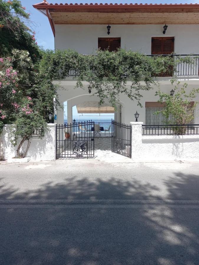Ekie Apartment With Sea View Каламата Екстериор снимка