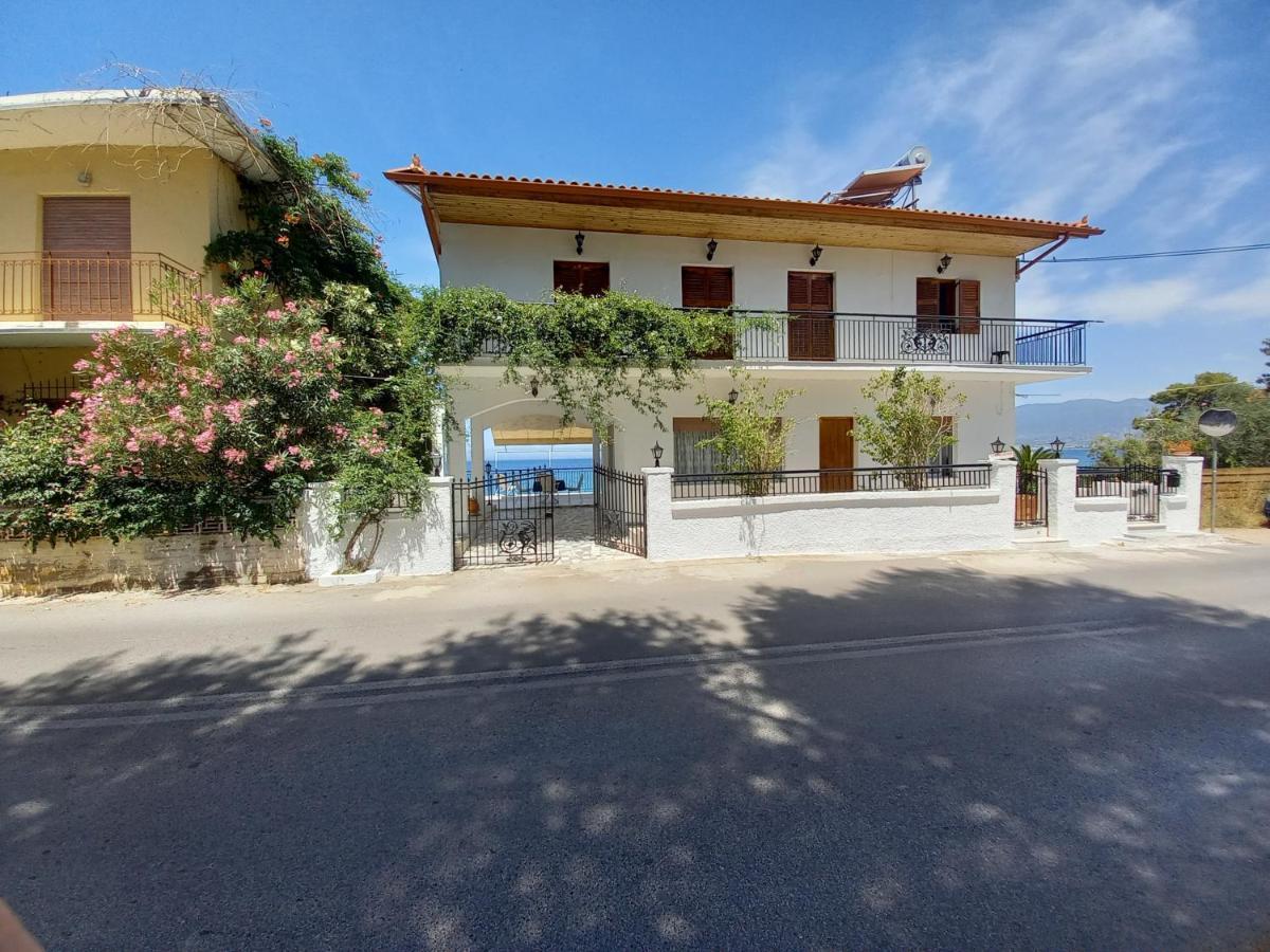 Ekie Apartment With Sea View Каламата Екстериор снимка