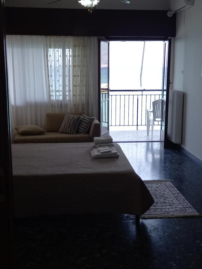 Ekie Apartment With Sea View Каламата Екстериор снимка