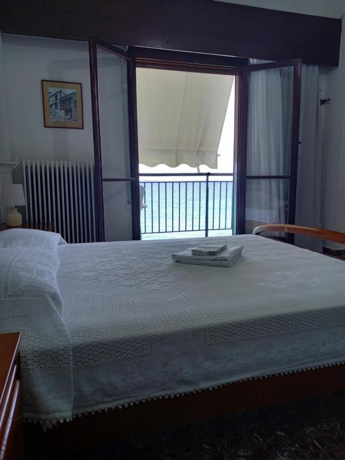 Ekie Apartment With Sea View Каламата Екстериор снимка